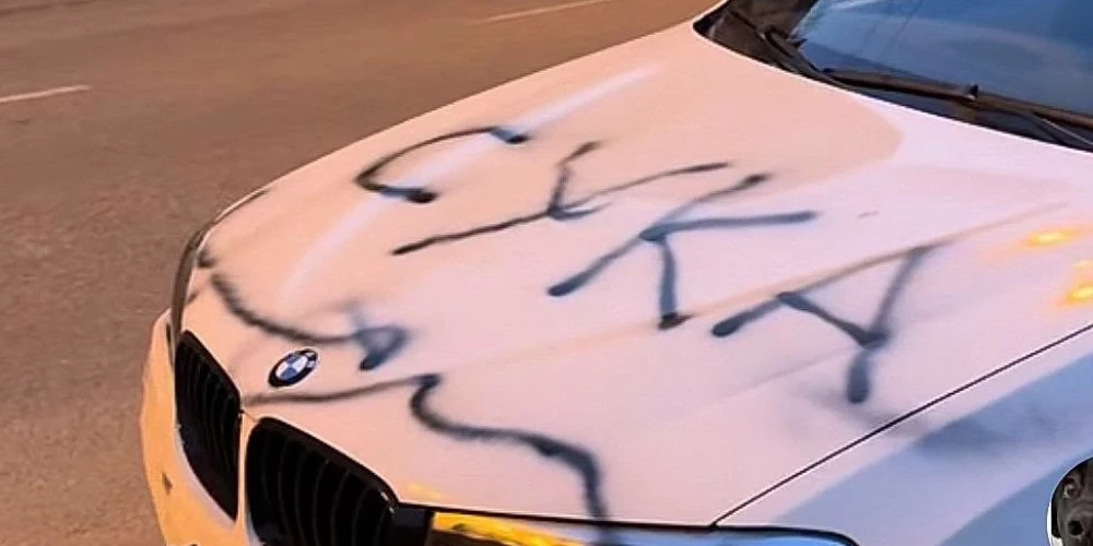 Uz auto uzkrāsots rupjš vēstījums.