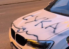 “Mīlestība ir nežēlīga” – Stabu ielā ar rupju uzrakstu apķēpāts BMW