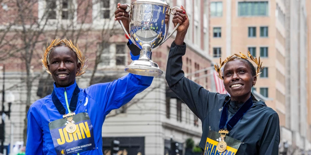 Kenijieši Korirs un Lokedi otro gadu pēc kārtas uzvar Bostonas maratonā.