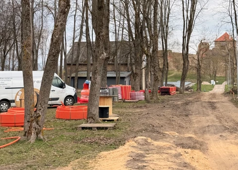 Turpinās Bauskas Pilskalna parka teritorijas labiekārtošana.