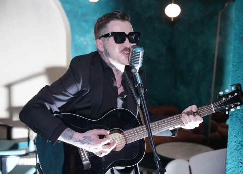 Miks Dukurs ar ģitāru pārsteidz Ēriku Ozollapu viņa jubilejā.