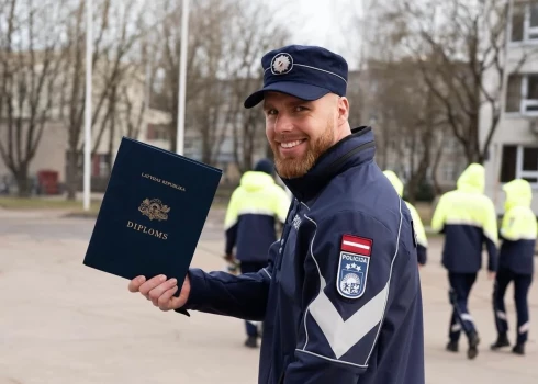 Kristers Aparjods lepns par iegūto diplomu Valsts policijas koledžā.
