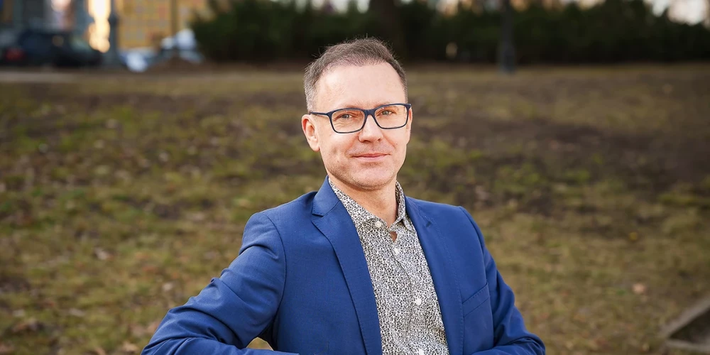 Profesors Andris Skride izvēlas vienkāršu risinājumu – dzer krāna ūdeni. Visur. Nekādu plastmasas pudeļu! Rīgā krāna ūdens ir drošs dzeršanai, turklāt veselīgāks par plastmasas pudelēs pildīto, jo nesatur mikroplastmasu.