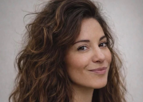 Franču žurnāliste Milena Masē dokumentālā filmā "Paslēpes ar mūlām" atspogulojusi, kāda patiesībā ir Irānas sieviešu dzīve valstī.