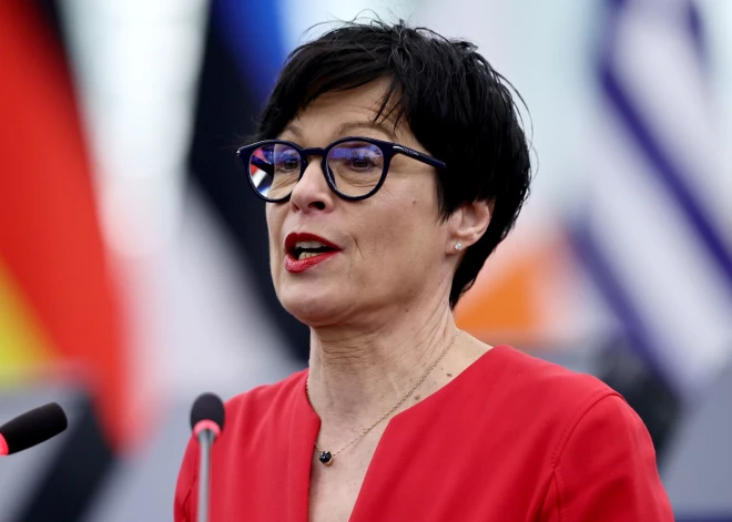 Par atkāpšanos no demokrātijas Serbija var zaudēt 1,5 miljardus eiro no ES fondiem, brīdina Kosa