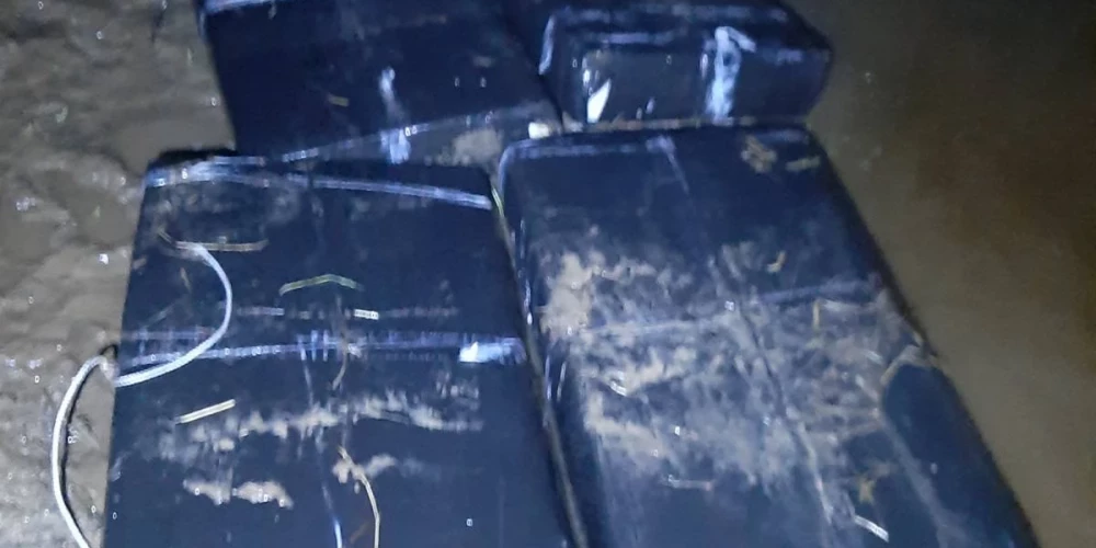 Robežsargi no Daugavas izņem 60 000 kontrabandas cigarešu.