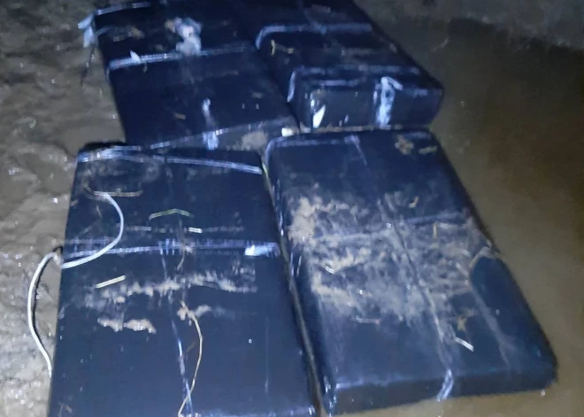 Robežsargi no Daugavas izņem 60 000 kontrabandas cigarešu