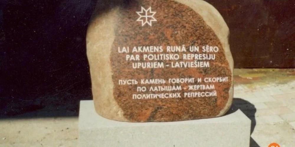 2011. gada vasarā siguldiešu sarūpētais un Sibīrijā nogādātais piemiņas akmens. 