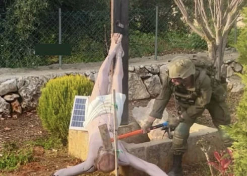 Svētdien armija publicēja fotogrāfiju, kas parāda, kā vīrietis Izraēlas armijas uniformā ar āmuru uzbrūk Jēzus Kristus figūrai.