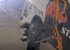 VIDEO: gaišā dienas laikā tunelī Rīgā noticis uzbrukums vīrietim