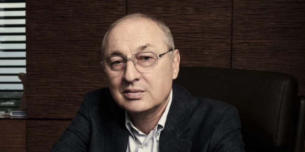 Leonids Esterkins ir bankas dibinātājs, lielākais akcionārs un jau ilgu laiku arī tās padomes priekšsēdētājs.