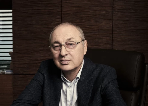 Leonids Esterkins ir bankas dibinātājs, lielākais akcionārs un jau ilgu laiku arī tās padomes priekšsēdētājs.