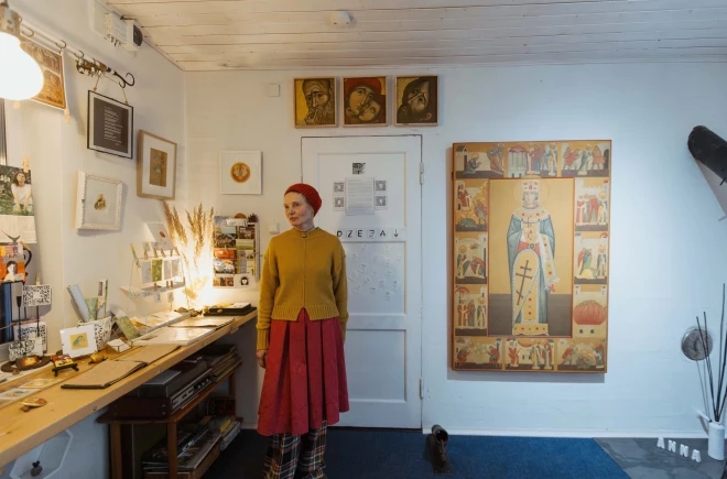 Anna Zandberga-Šenke teic, ka svētbilžu gleznošana sniedz mieru un ļauj sakārtot iekšējo pasauli.