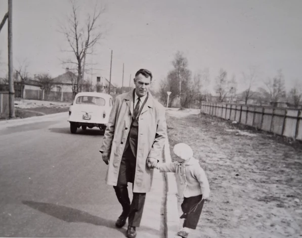 Anna kopā ar tēti – izcilo aktieri Valdemāru Zandbergu. Tētis māksliniecei devis māju un zemes sajūtu. “Kad esmu kaut kur projām, vienmēr ir sajūta, ka gribu mājās pie savas zemes. Kur citur?” saka Anna.