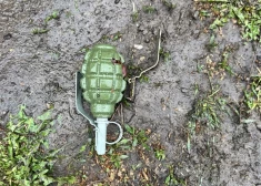 Netālu no Dnipro kāds vīrietis policistu virzienā metis granātas, viena no tām eksplodējusi