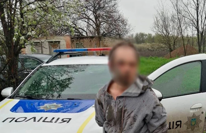 Aizturēšanas laikā agresīvais Nikolajivkas iedzīvotājs meta tiesībsargājošo iestāžu darbinieku virzienā divus sprādzienbīstamus priekšmetus.