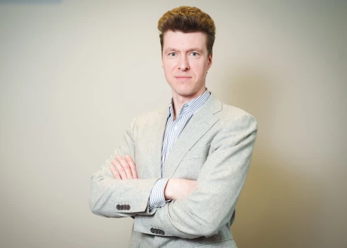 Artūrs Cingujevs ir Nacionālās Mākslu vidusskolas direktors. “Es bērnībā biju ļoti hiperaktīvs, vienīgais bērns ģimenē,” atceras Artūrs.