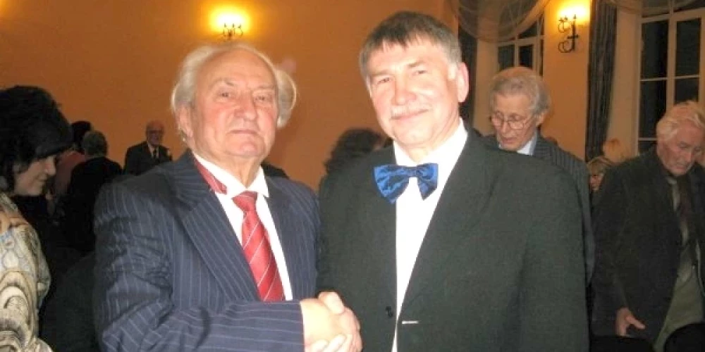 Ēriks Derums (no labās) kopā ar kordiriģēšanas ikonu Imantu Kokaru (1921-2011).