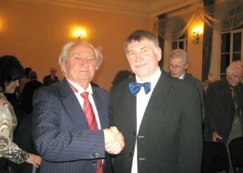 Ēriks Derums (no labās) kopā ar kordiriģēšanas ikonu Imantu Kokaru (1921-2011).