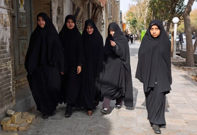 Примерно четверть женщин в Иране носят чадру — большую, обычно черную, тонкую накидку, закрывающую все тело женщины, оставляя видимым только лицо.