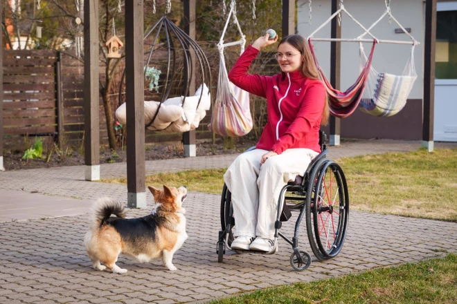 Elija apzināti ir atteikusies no medikamentiem pret muskuļu stīvumu, izvēloties sadzīvot ar diskomfortu un lielāku uzsvaru likt uz kustību un rehabilitāciju.