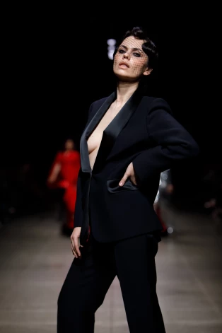 Dārta Daneviča ar pārliecinošu un mūsdienīgu stāju demonstrē Ivetas Vecmanes darināto tērpu.