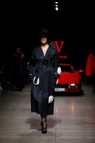 Kristīne Krūze-Hermane Rīgas modes nedēļas skatē pārliecinoši iemieso Ivetas Vecmanes radīto tēlu – dramatiski elegantu un noslēpumainu.