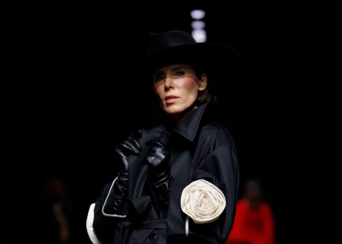 Kristīne Krūze-Hermane Rīgas modes nedēļas skatē pārliecinoši iemieso Ivetas Vecmanes radīto tēlu – dramatiski elegantu un noslēpumainu.