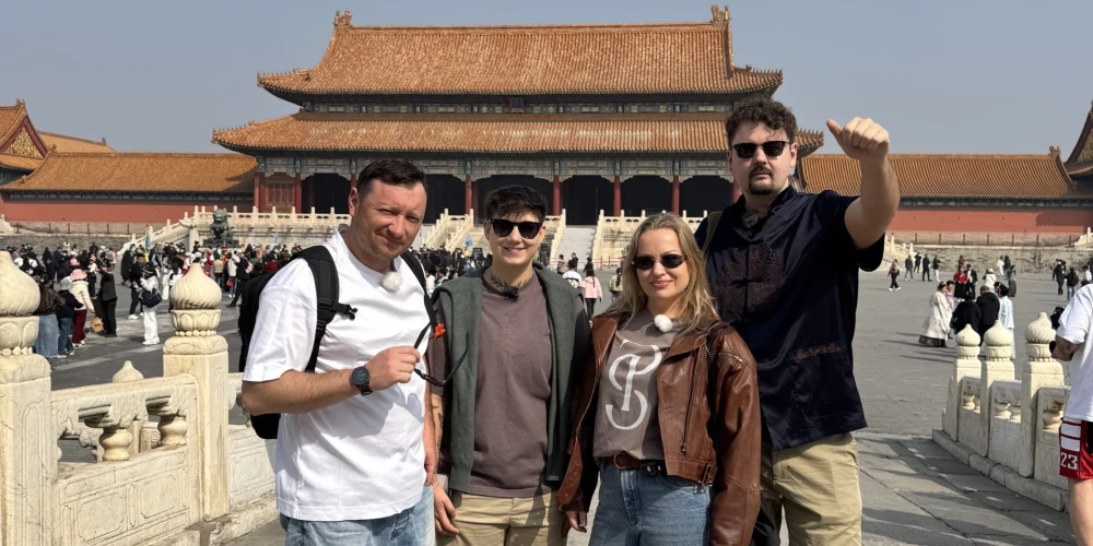 Ceļošanas šovā "Četri uz koferiem" uz iespaidīgo, kontrastiem bagāto un kultūras niansēm caurvīto Ķīnu devās spilgta sabiedrībā zināmu personību kompānija – grupas "Dagamba" mūziķis Valters Pūce, pavārs Māris Jansons, kā arī dziedātājas Emilija Bērziņa un Dināra Rudāne.