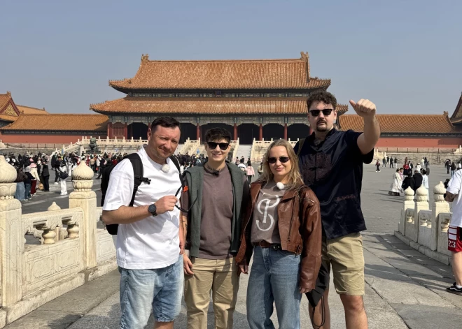 Ceļošanas šovā "Četri uz koferiem" uz iespaidīgo, kontrastiem bagāto un kultūras niansēm caurvīto Ķīnu devās spilgta sabiedrībā zināmu personību kompānija – grupas "Dagamba" mūziķis Valters Pūce, pavārs Māris Jansons, kā arī dziedātājas Emilija Bērziņa un Dināra Rudāne.