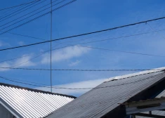 Рига наводит порядок в воздухе: поправки помогут очистить фасады домов от лишних проводов