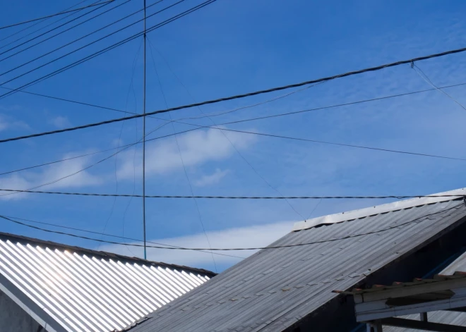 Рига наводит порядок в воздухе: поправки помогут очистить фасады домов от лишних проводов