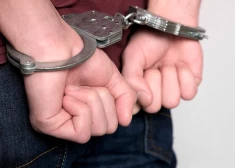 Alūksnē aiztur stiprā reibumā esošu vīrieti par draudiem nošaut dzīvesbiedri un policistus