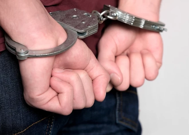 Alūksnē aiztur stiprā reibumā esošu vīrieti par draudiem nošaut dzīvesbiedri un policistus