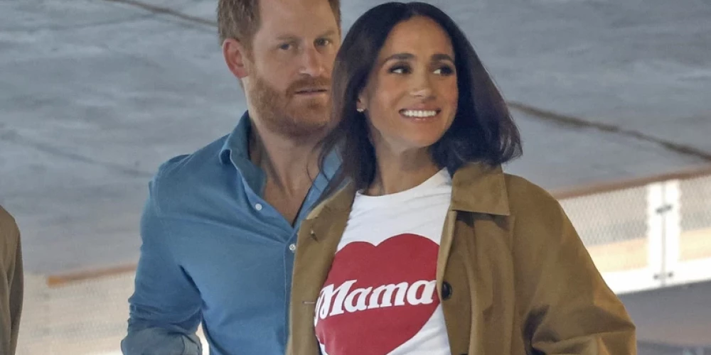Princis Harijs un Megana Mārkla. Nesenās Austrālijas vizītes laikā hercogienei mugurā redzēts krekliņš ar uzrakstu "Mama". 
