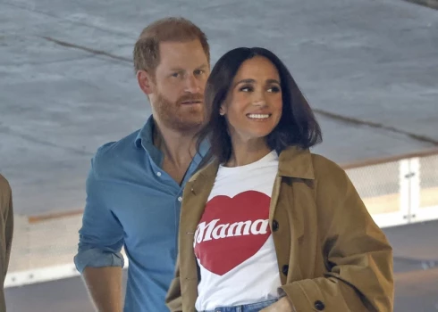 Princis Harijs un Megana Mārkla. Nesenās Austrālijas vizītes laikā hercogienei mugurā redzēts krekliņš ar uzrakstu "Mama".
