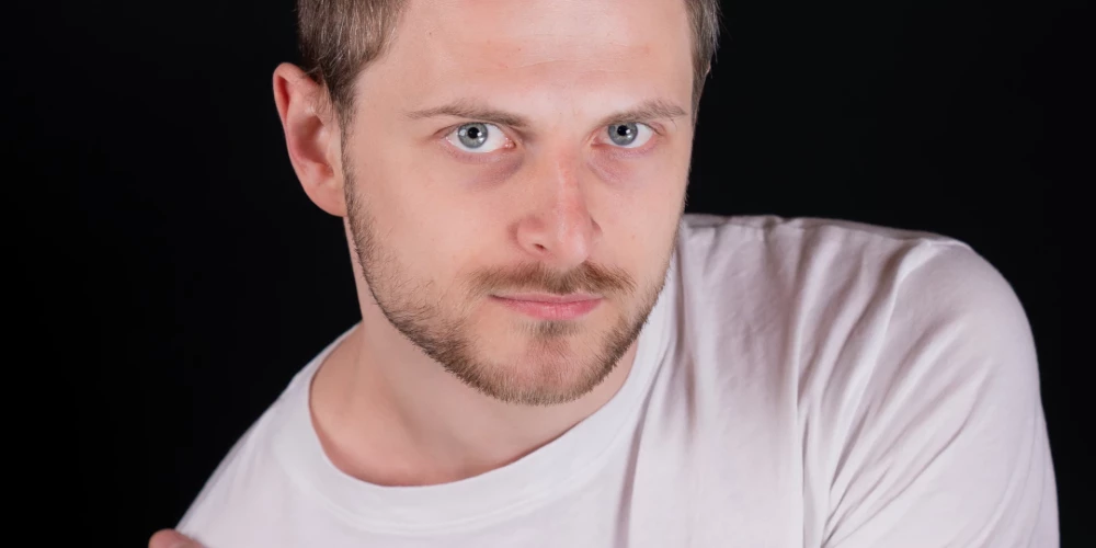 Oto atklāj, ka ļoti veikli spēj iejusties dažādās lomās, tāpēc ļaundara attēlošana viņam nesagādā nekādus emocionālus pārdzīvojumus. Vienīgā aina, kura mulsinājusi, bijusi joks par līķa seksuālu izmantošanu seriālā "Ķīlnieki".