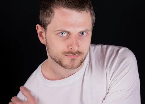 Oto atklāj, ka ļoti veikli spēj iejusties dažādās lomās, tāpēc ļaundara attēlošana viņam nesagādā nekādus emocionālus pārdzīvojumus. Vienīgā aina, kura mulsinājusi, bijusi joks par līķa seksuālu izmantošanu seriālā "Ķīlnieki".