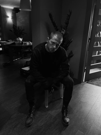 Tieši lomai "Ķīlniekos" bija arī praktiskas sekas – viņam nācies šķirties no savām ilgus gadus nēsātajām matu cirtām.