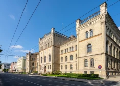Ремонтировать здание Латвийского университета доверили польской компании