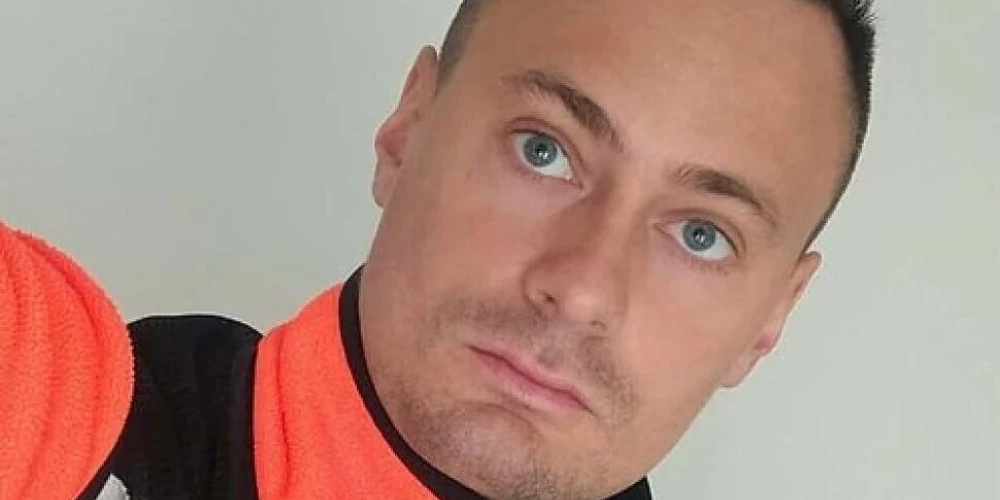 Pazudušais medicīnas darbinieks ir aptuveni 185 cm garš, ar atlētisku ķermeņa uzbūvi, īsiem brūniem matiem, pelēki zilām acīm.