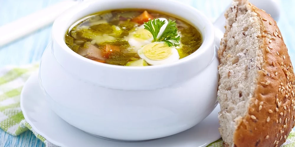 Gardā skābeņu zupa ar žāvētu gaļu.