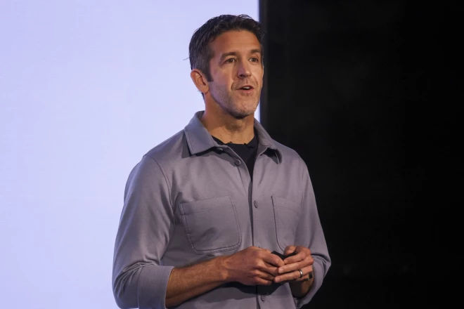 Джон Тернус работает в Apple с 2001 года.