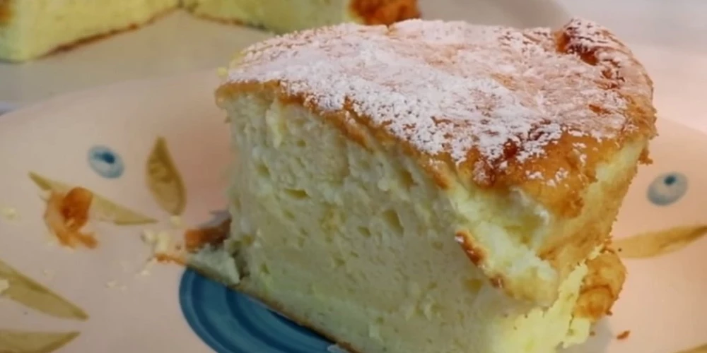 Viegla un gaisīga jogurta kūka bez miltiem.