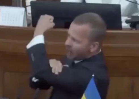 В июне 2025 года депутат Сейма Латвии Алексей Росликов показал неприличный жест прямо с парламентской трибуны. 