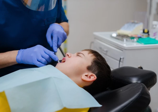 Почти у всех детей в Латвии испорчены зубы: специалисты назвали ситуацию катастрофической