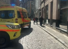 В Старой Риге из окна шестого этажа многоквартирного дома выпала женщина