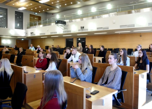 После 18-летия ребенка в Латвии начинает действовать другой порядок получения алиментов.