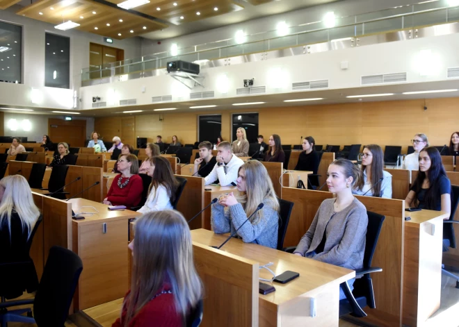 Не все родители об этом знают: в Латвии алименты от государства могут продолжать выплачиваться и после 18 лет