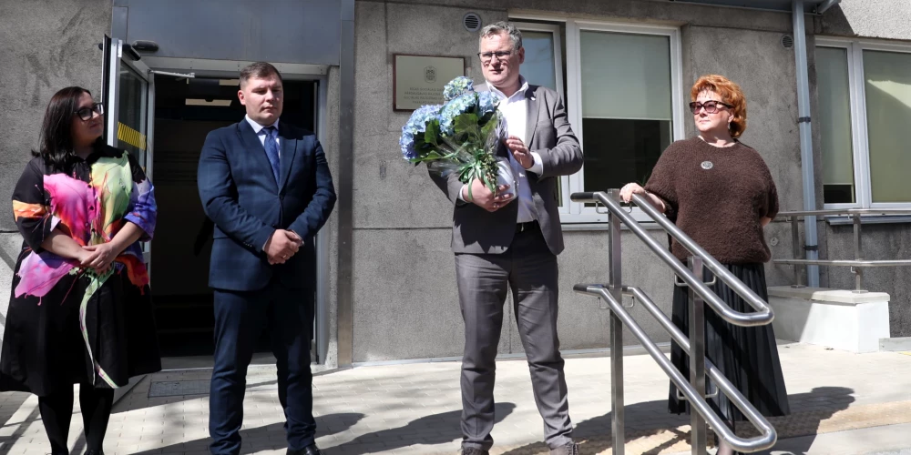 Руководитель отделения Рижской социальной службы района Пардаугава Элина Эриня (слева), руководитель Рижской социальной службы Андрис Изинкевичс, председатель Рижской думы Виестурс Клейнбергс и директор Департамента благосостояния Рижской думы Ирена Кондрате.